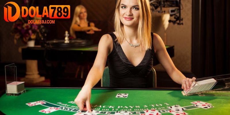 Điểm cộng lớn của Live Casino là tương tác trực tiếp với dealer trong suốt quá trình chơi